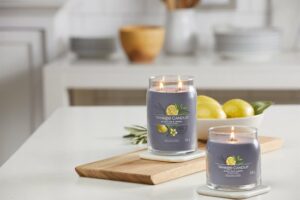 Yankee Candle - Black Tea & Lemon Signature Medium Jar